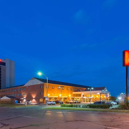 Ramada By Wyndham Topeka Downtown Hotel & Convention Center Экстерьер фото
