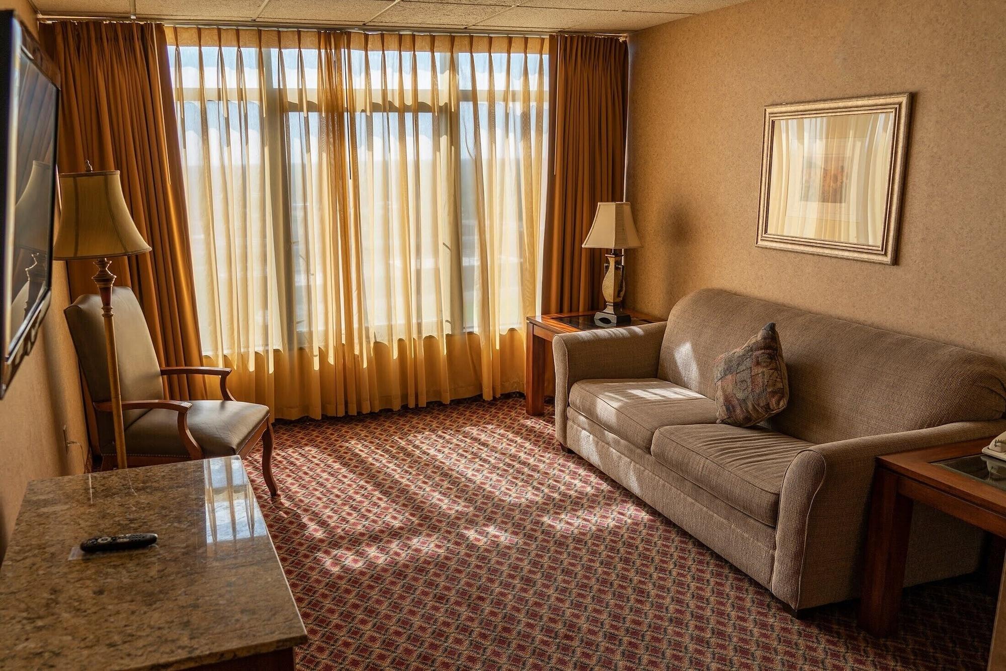 Ramada By Wyndham Topeka Downtown Hotel & Convention Center Экстерьер фото