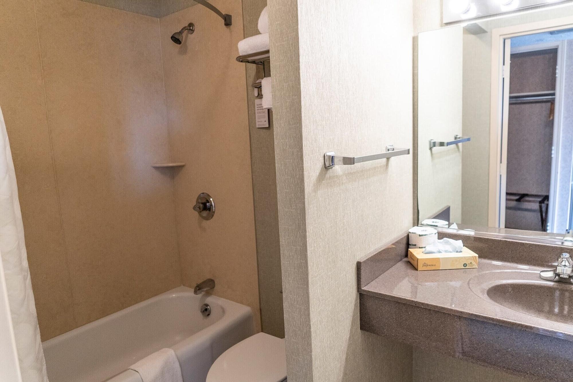 Ramada By Wyndham Topeka Downtown Hotel & Convention Center Экстерьер фото