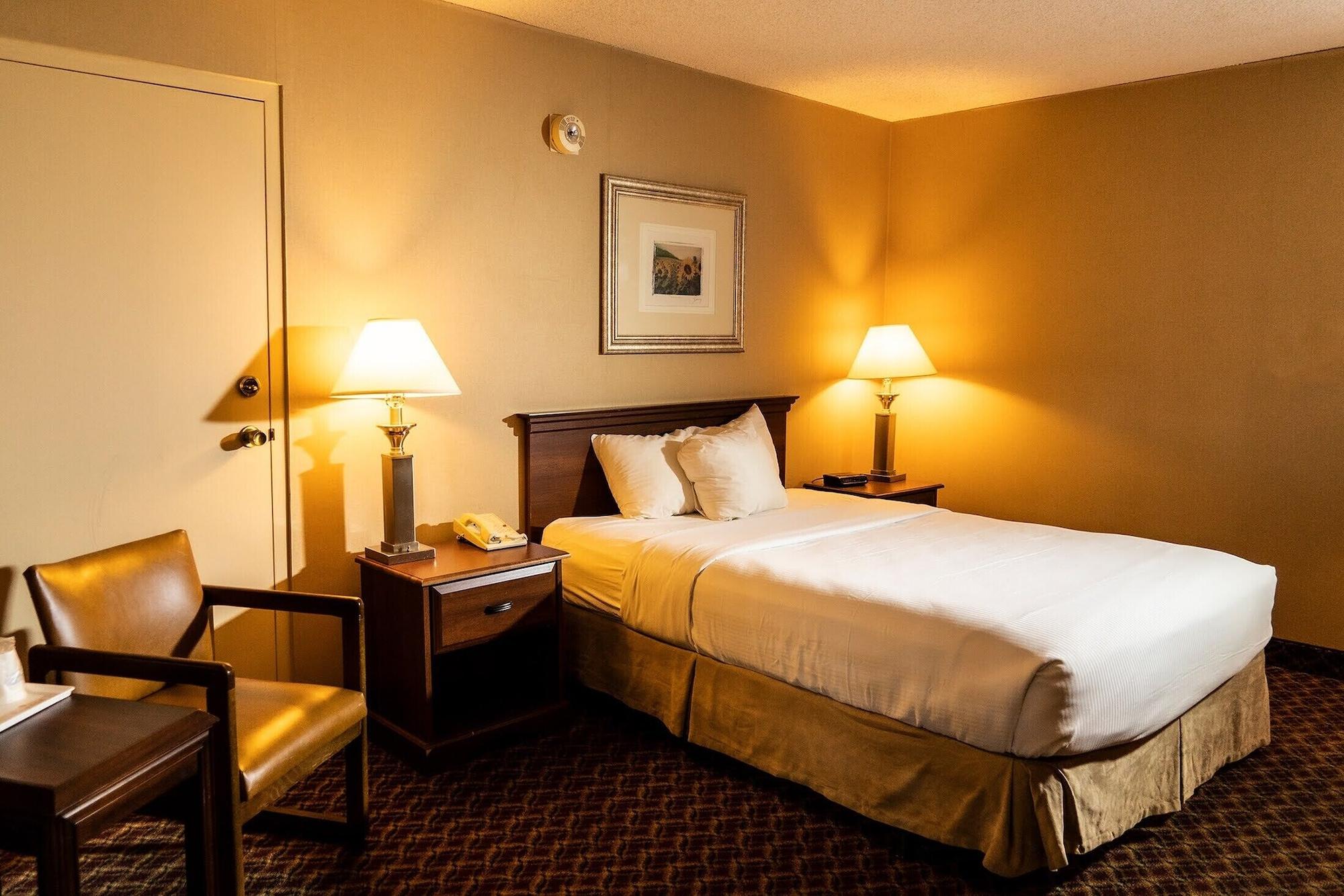 Ramada By Wyndham Topeka Downtown Hotel & Convention Center Экстерьер фото