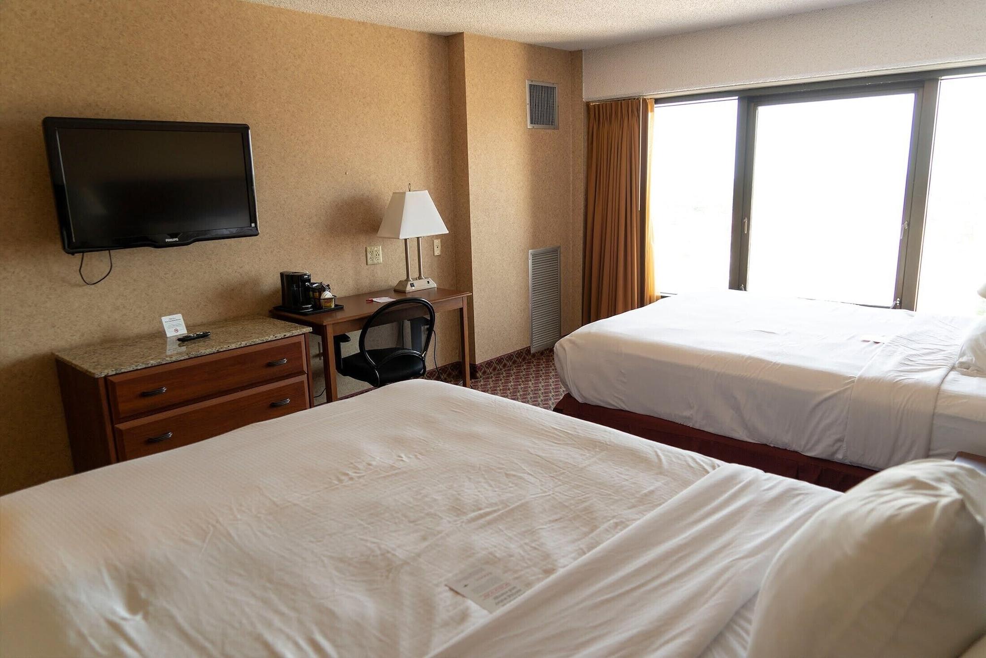 Ramada By Wyndham Topeka Downtown Hotel & Convention Center Экстерьер фото