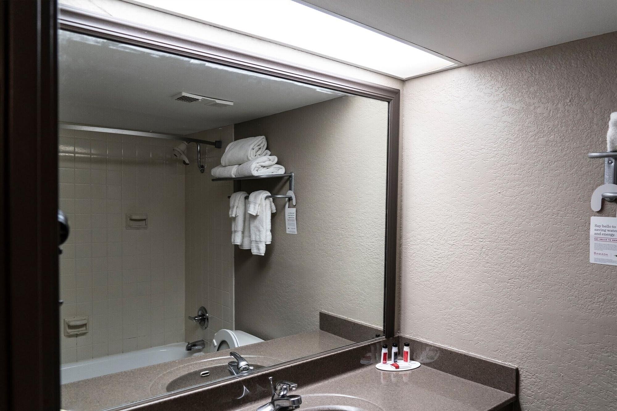 Ramada By Wyndham Topeka Downtown Hotel & Convention Center Экстерьер фото
