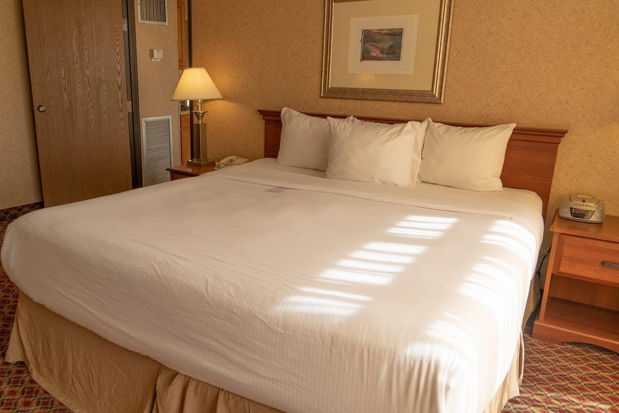 Ramada By Wyndham Topeka Downtown Hotel & Convention Center Экстерьер фото