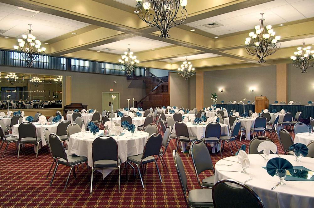 Ramada By Wyndham Topeka Downtown Hotel & Convention Center Экстерьер фото