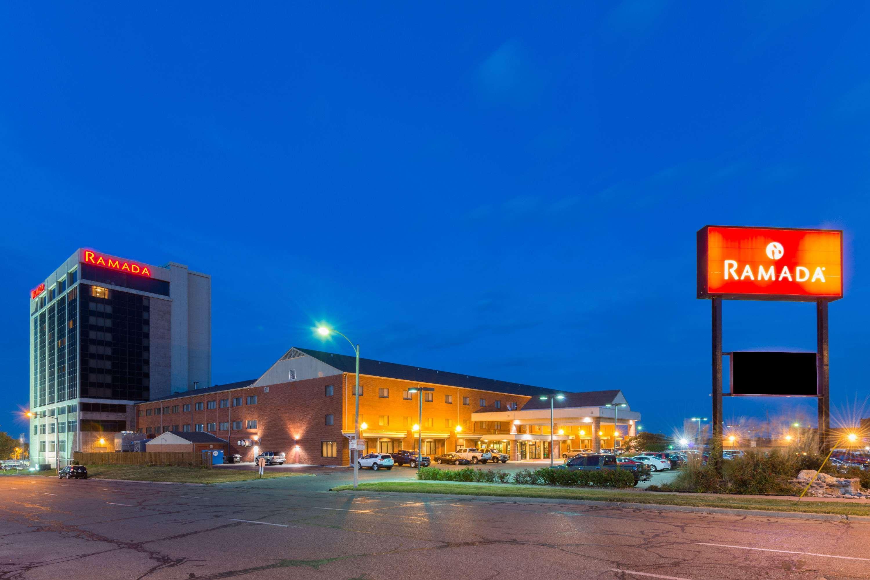 Ramada By Wyndham Topeka Downtown Hotel & Convention Center Экстерьер фото