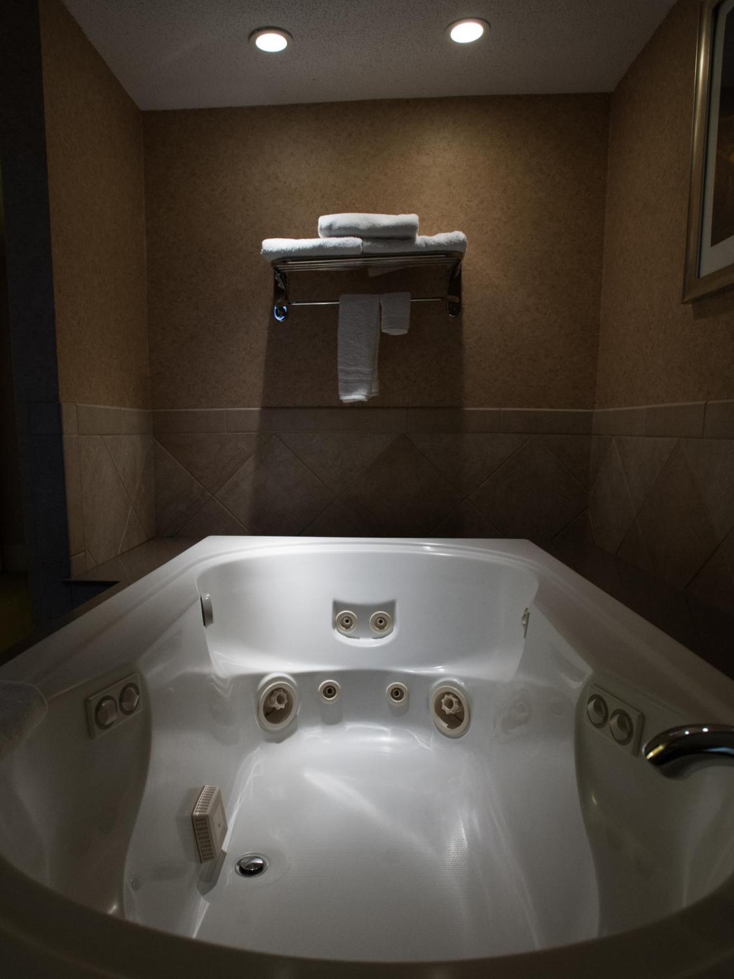 Ramada By Wyndham Topeka Downtown Hotel & Convention Center Экстерьер фото