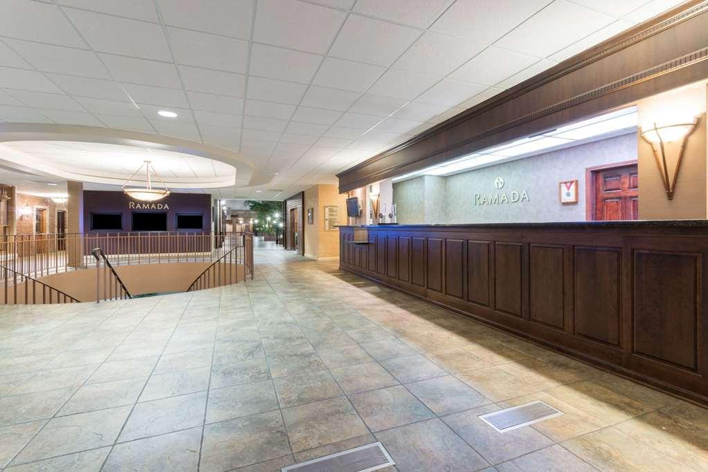 Ramada By Wyndham Topeka Downtown Hotel & Convention Center Интерьер фото