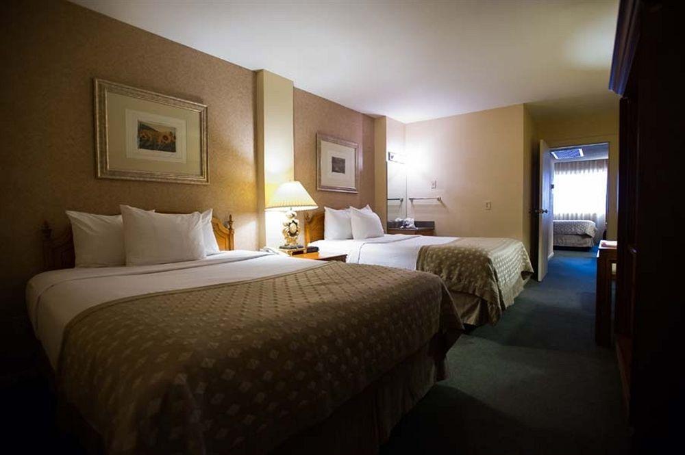 Ramada By Wyndham Topeka Downtown Hotel & Convention Center Экстерьер фото