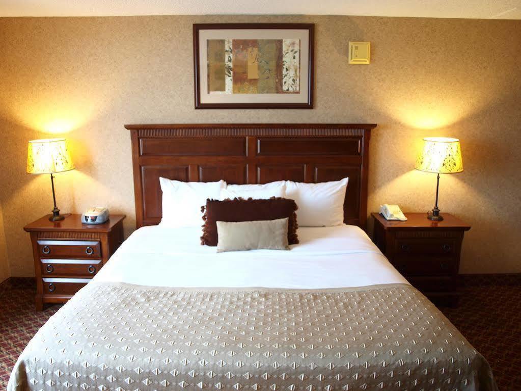 Ramada By Wyndham Topeka Downtown Hotel & Convention Center Экстерьер фото