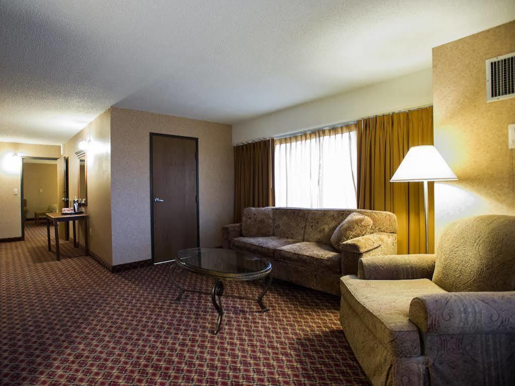Ramada By Wyndham Topeka Downtown Hotel & Convention Center Экстерьер фото