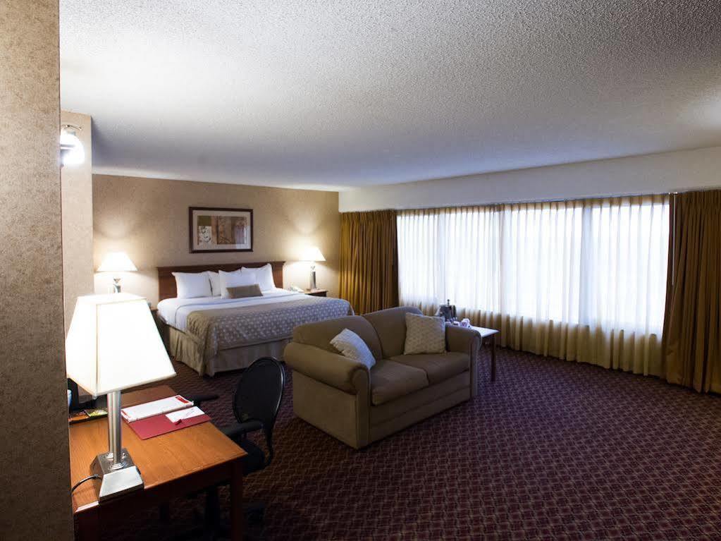 Ramada By Wyndham Topeka Downtown Hotel & Convention Center Экстерьер фото