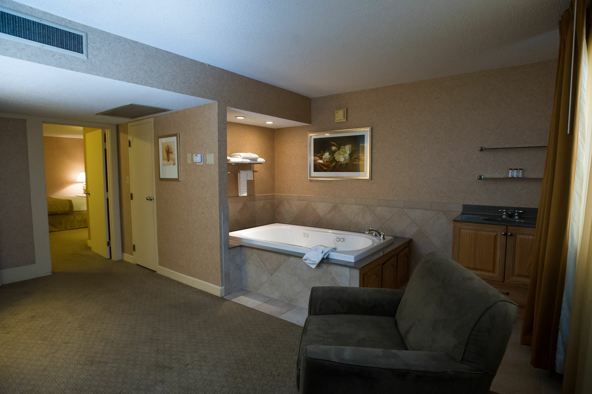 Ramada By Wyndham Topeka Downtown Hotel & Convention Center Экстерьер фото