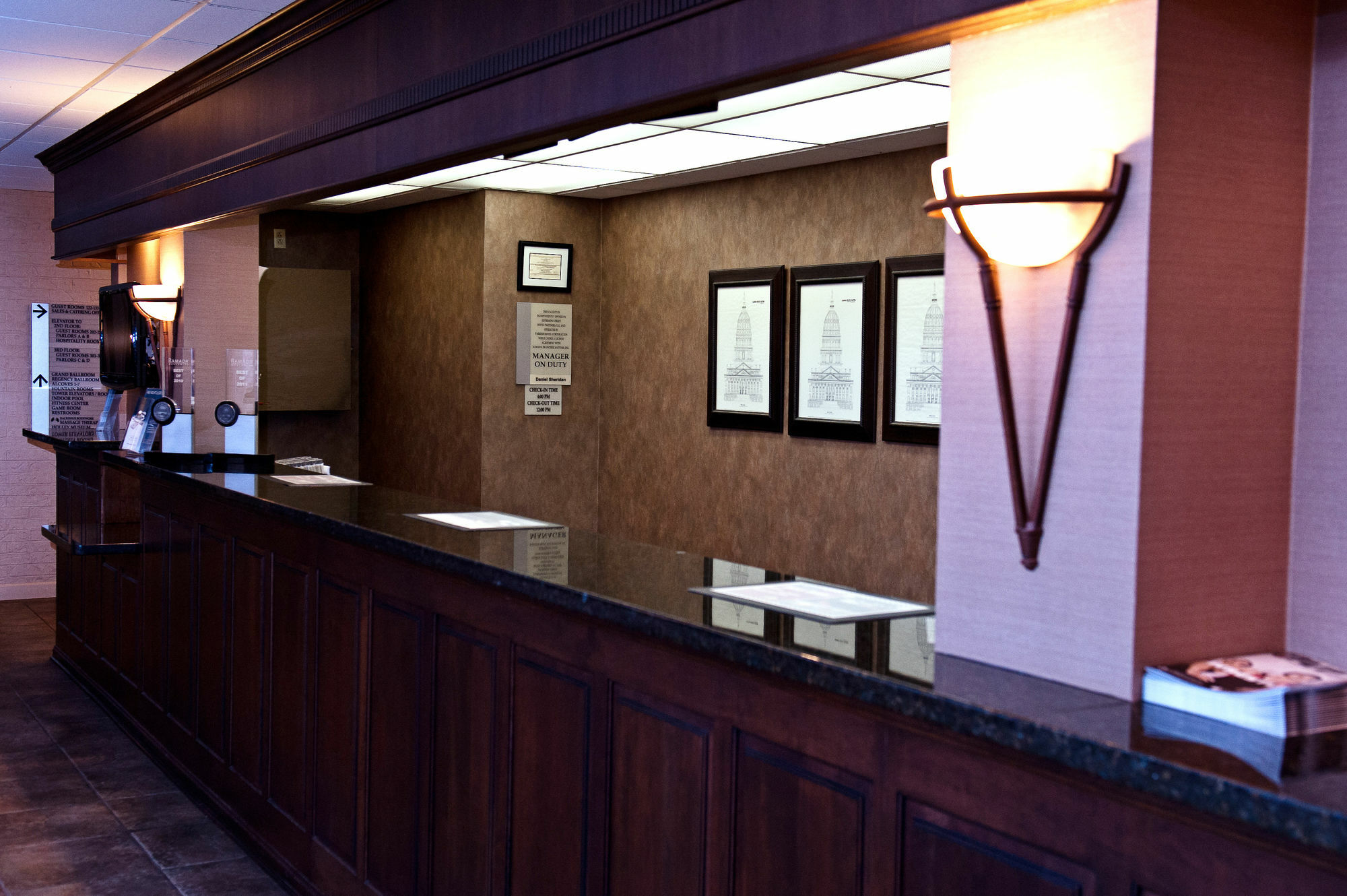 Ramada By Wyndham Topeka Downtown Hotel & Convention Center Экстерьер фото