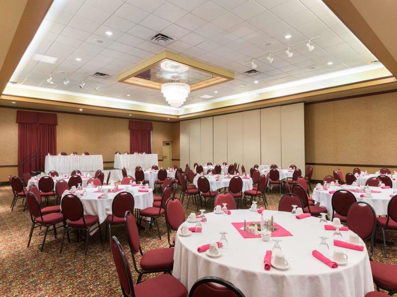 Ramada By Wyndham Topeka Downtown Hotel & Convention Center Экстерьер фото